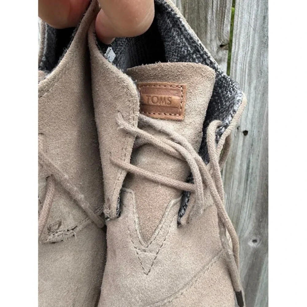 Boho Casual TOMS Desert Wedge Booties Size 8 Taupe Suede Lace Up Chukka